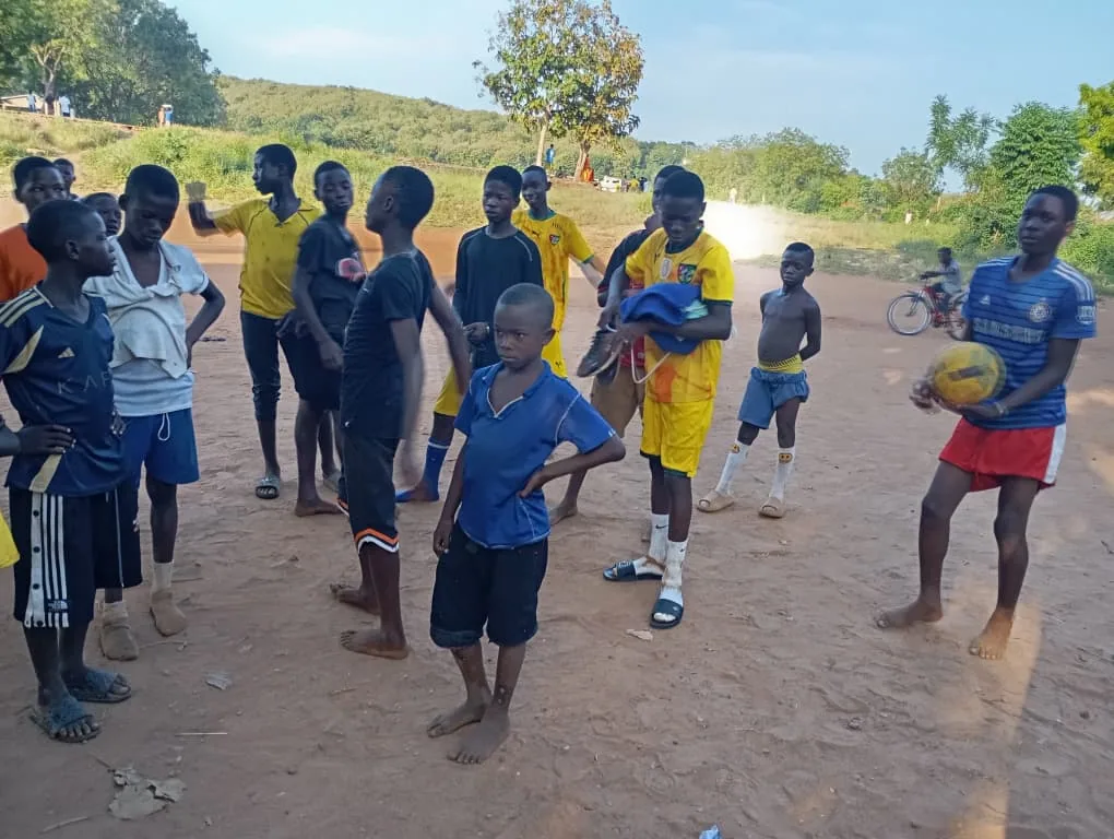 Entraînement de football avec les enfants en situation de rue à Atakpame